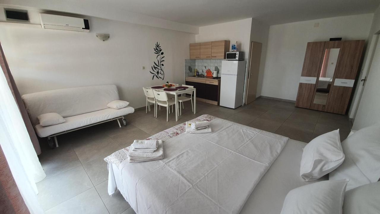 Batkoski Apartments Pag Town Bagian luar foto