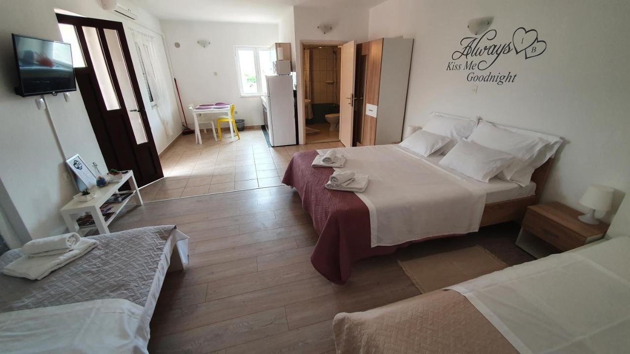 Batkoski Apartments Pag Town Bagian luar foto