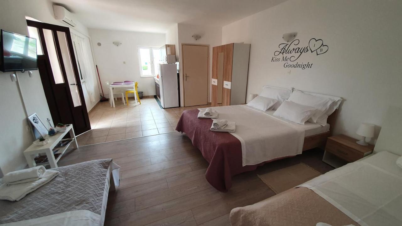 Batkoski Apartments Pag Town Bagian luar foto